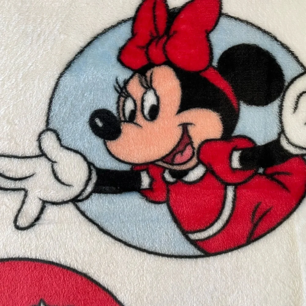 Official Disney "Mickey & Friends" Ultra-Soft Fleece Throw - Picture 4 of 14